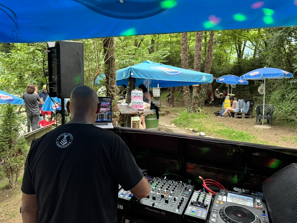 Setup DJ e mixer Pioneer Kibanda Avegno - Service audio completo